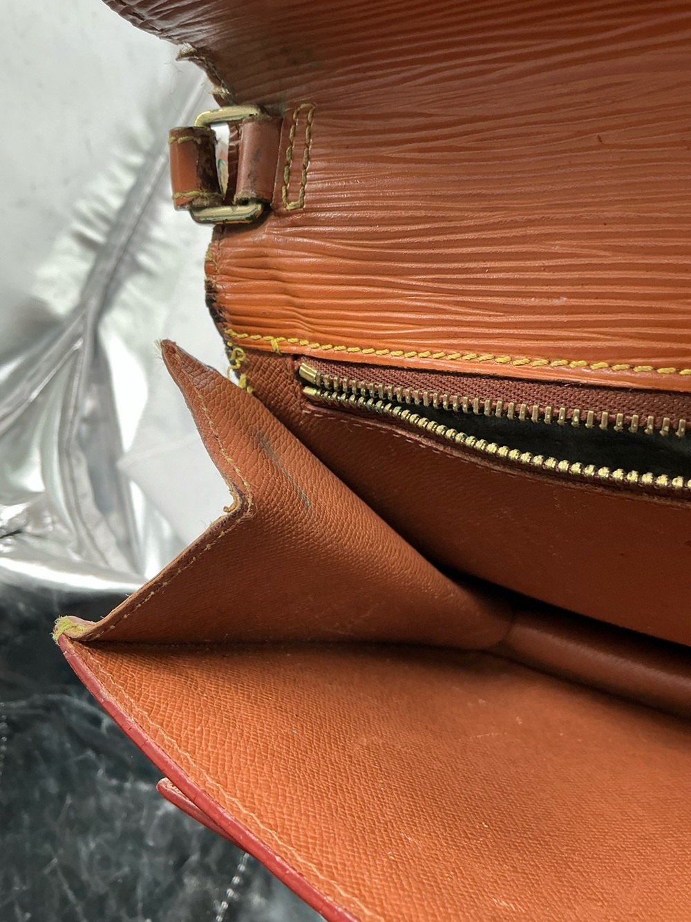 Louis Vuitton Epi Sellier Dragonne Clutch – Kenyan Brown - Imperfect bag 👀 - Picture 11 of 14